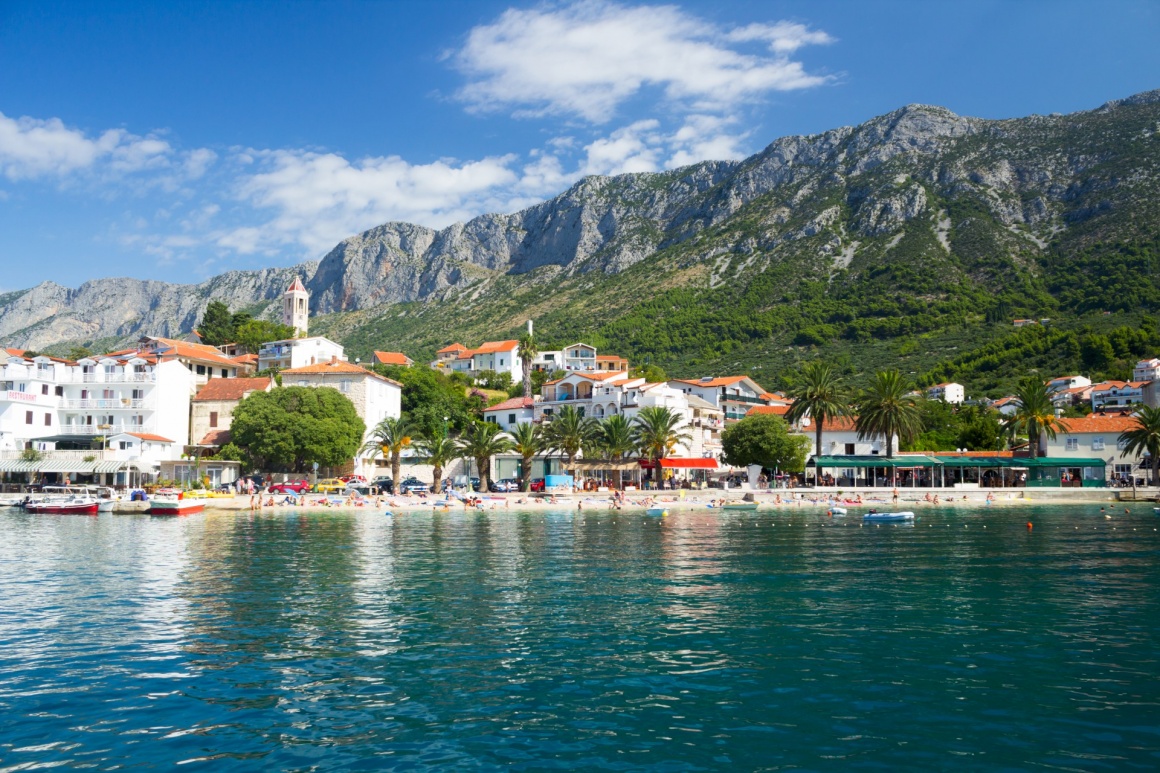 'Gorgeous view on beach and mountains behind in Gradac, Croatia' - Spalato